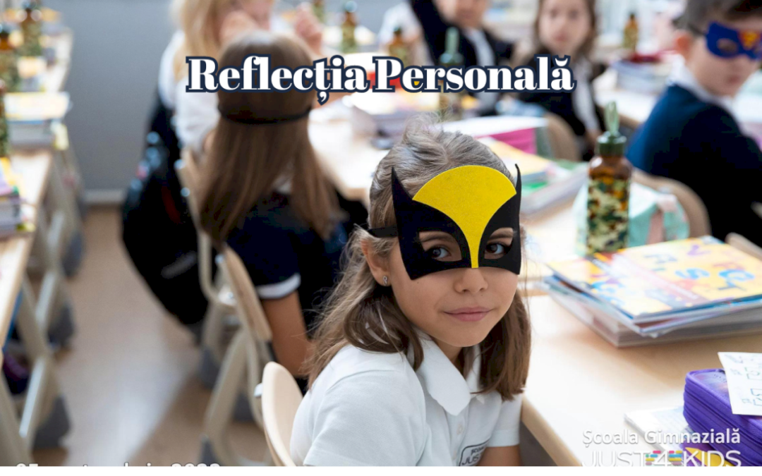 O clasă de elevi tineri care poartă măști de supereroi stau în bănci cu cărți și sticle de apă; o fată din față se uită la cameră. Textul "Reflectia Personală" apare, invitând la momente de reflecție personală.